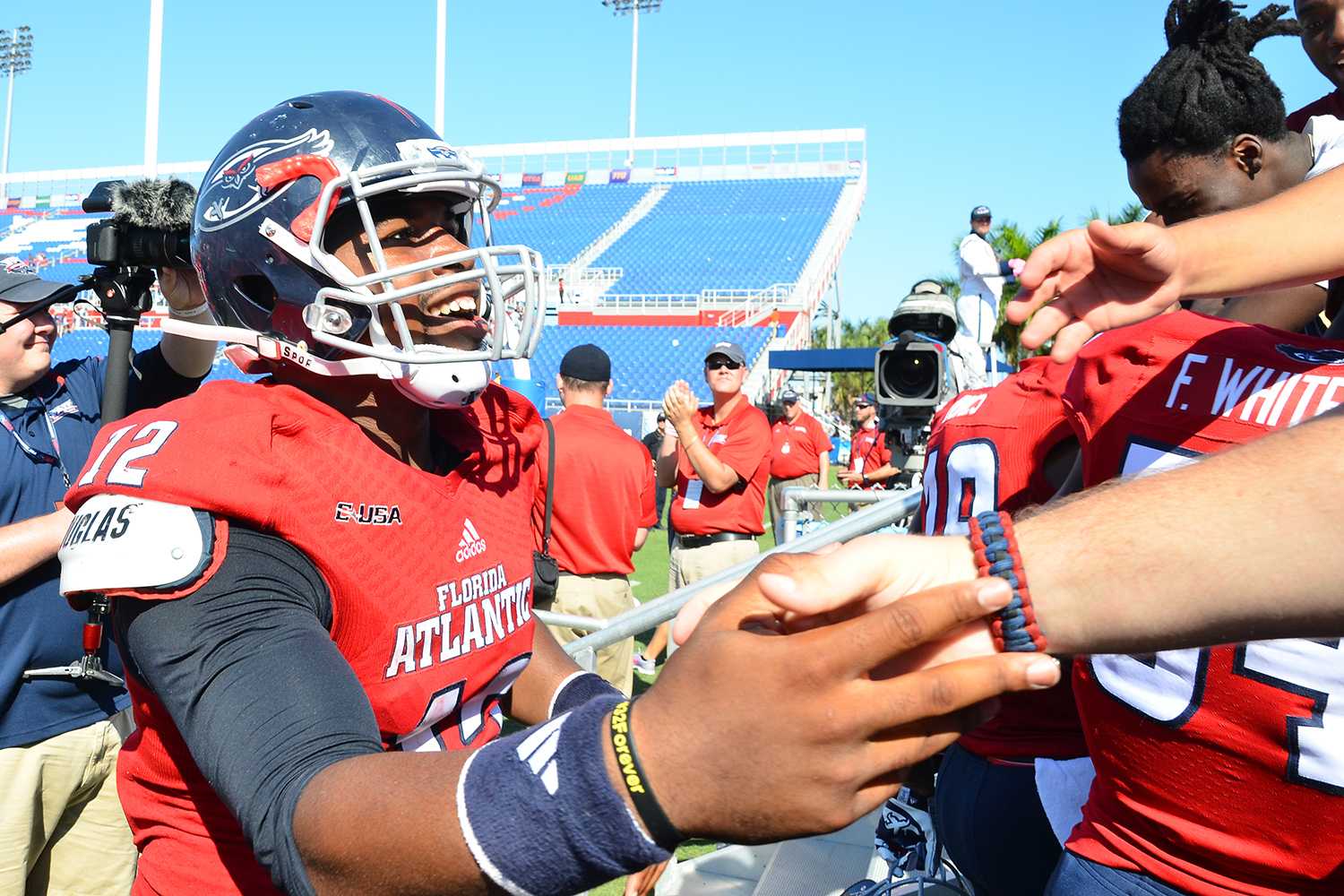Ryan Murphy | Business Manager FAU quarterback Jaquez Johnson meets student fans after the Owls’ 45-38 victory over Western Kentucky.