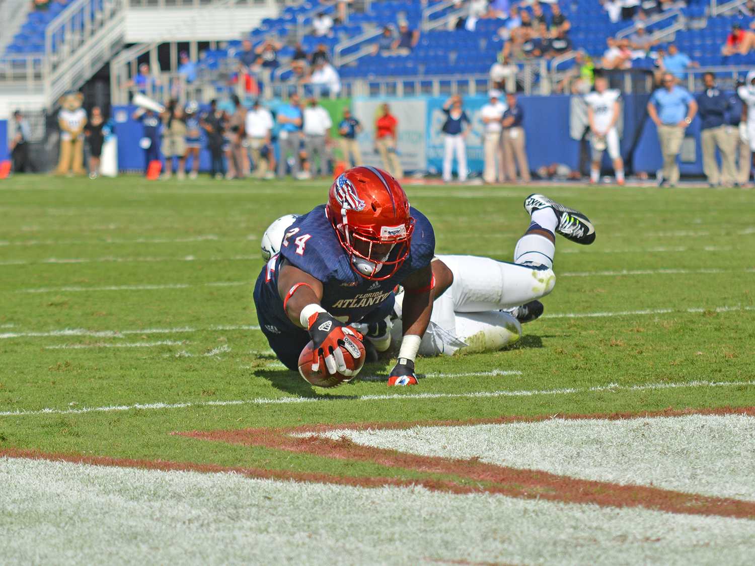 Senior running back Tony Moore scores the Owls’ first touchdown against Old Dominion. Moore led the team in rushing with 83 yards.  