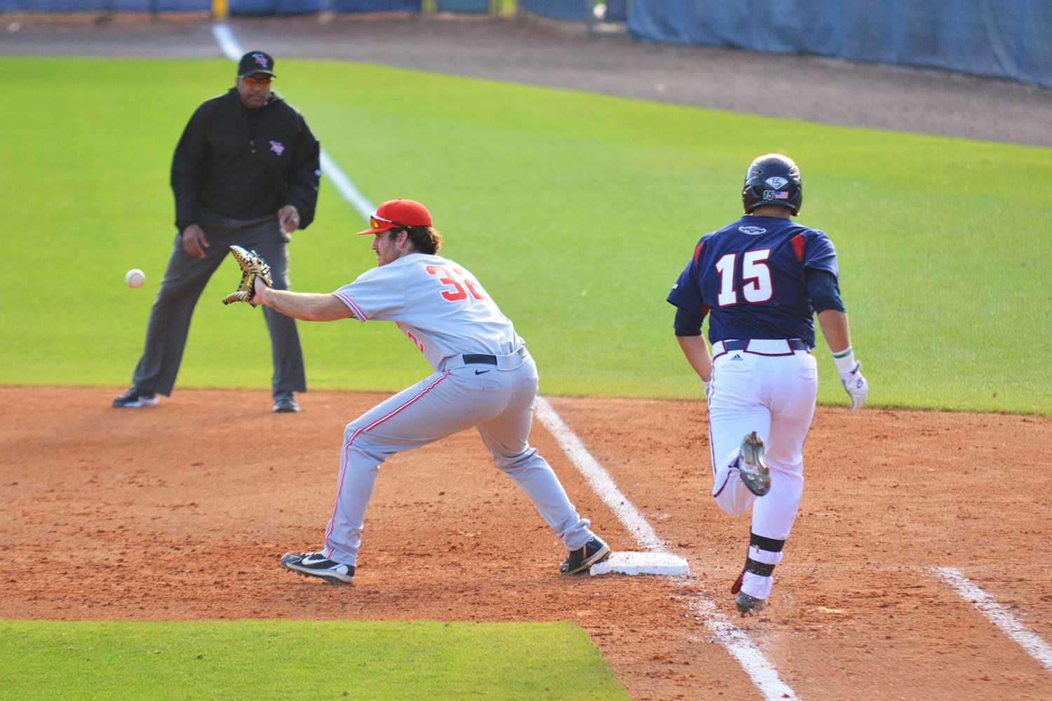 FAU’s Roman Collins (15)  tries to outrun the ball at first base in the Owls’ win on Saturday. 
