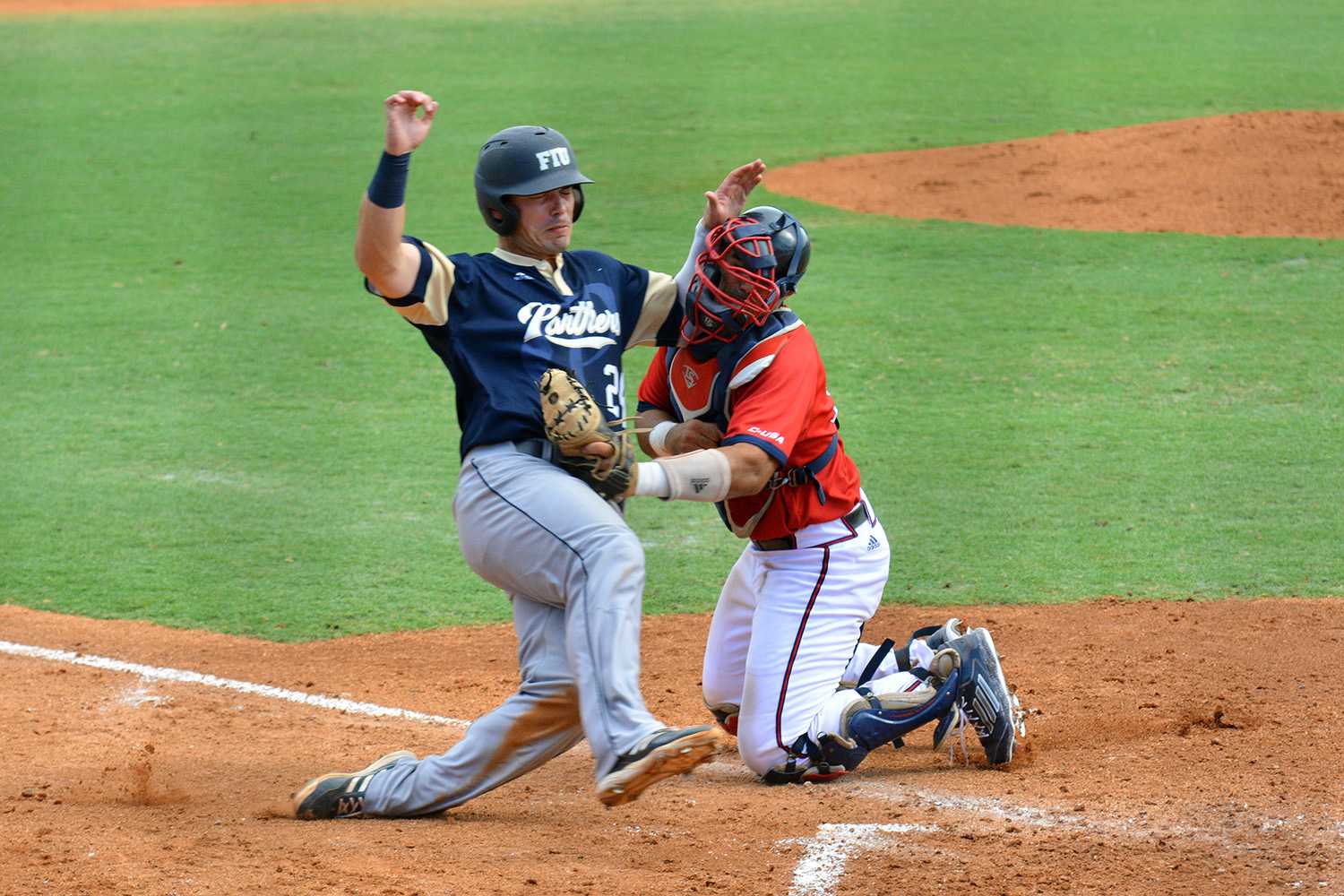 FIU attempts to score against FAU early in Saturday’s matchup. FAU came back to win the game 8-3 thanks to a powerful sixth inning for the Owls. Michelle Friswell | Associate Editor 