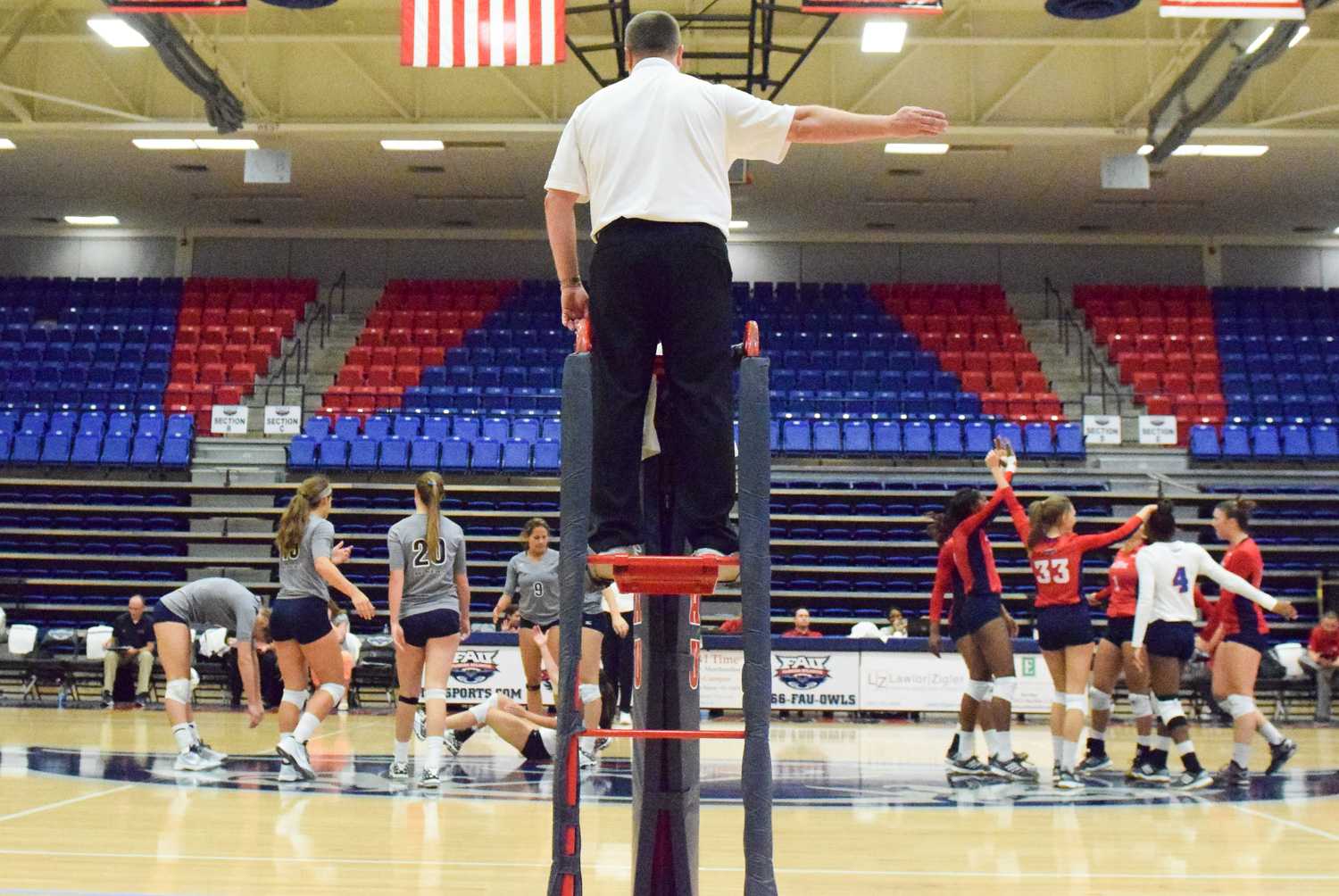 The official signals the Owls winning of the third and final set during Friday night’s match versus UTEP. With two wins during the weekend, FAU improves to 10-6 on the season. Ryan Lynch | Sports Editor