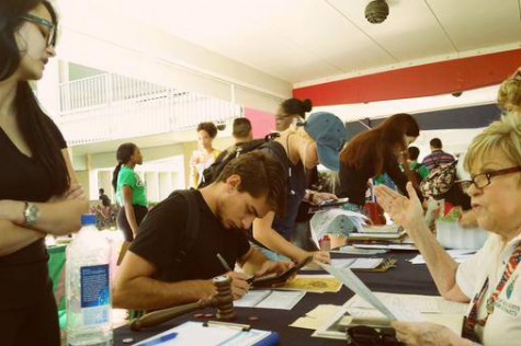 The club strives to help students get more involved with politics by helping them register to vote in the Breezeway. Photo courtesy of FAU College Democrats’ Owl Central page.