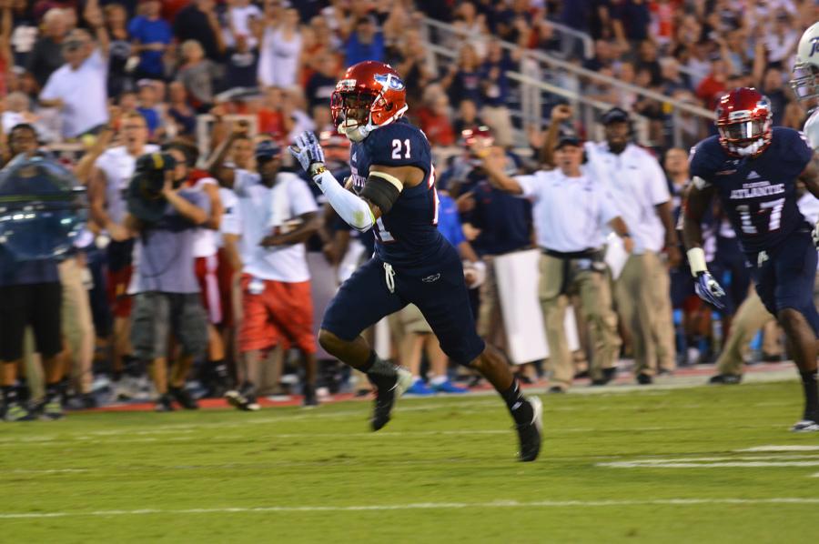 DJoun+Smith+returned+an+interception+for+a+TD+in+the+first+quarter.+He+gave+credit+to+teammate+Sherrod+Neaseman%2C+who+deflected+the+ball+up+into+the+air+before+Smith+grabbed+it.+Photo+by+Michelle+Friswell
