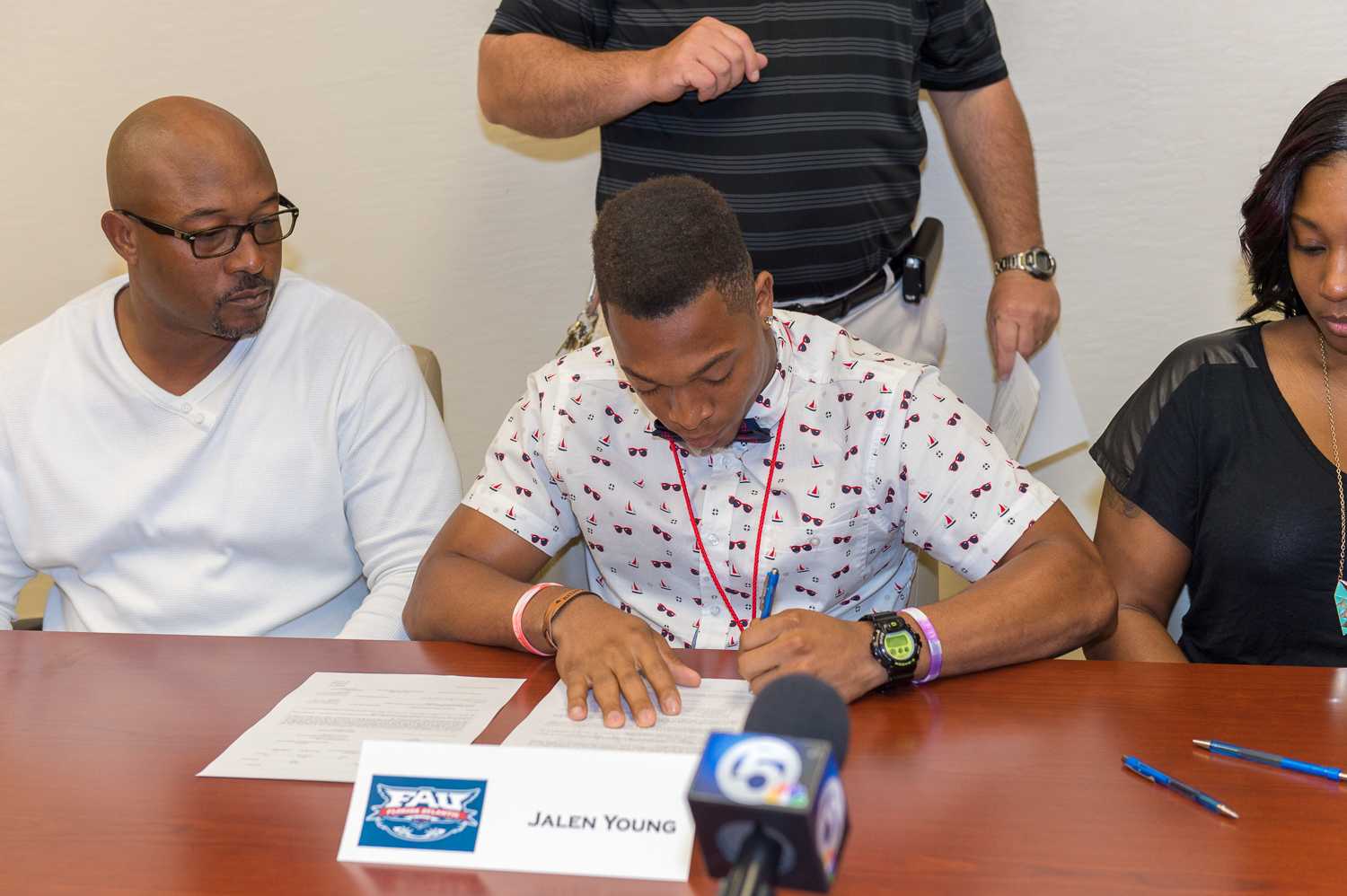 Jalen Young signing to FAU. Max Jackson | Photo Editor