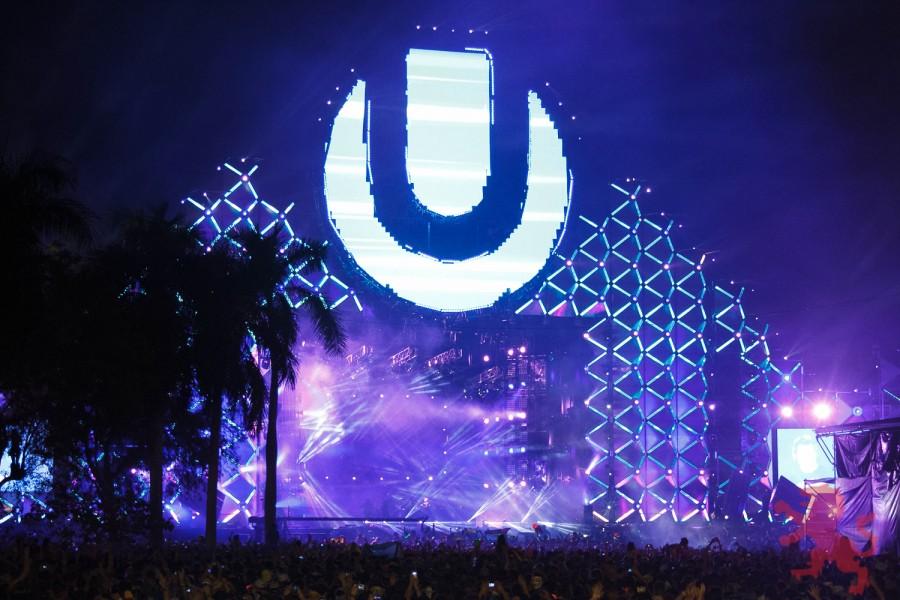 The main stage lit up at night during Ultra 2013. An estimated 330,000 people crowded into Bayfront Park in Downtown Miami for two weekends of dance music in 2013.
Photo by Chris Mendes.