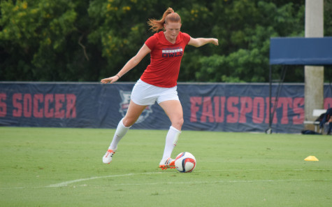 Senior forward Taylor Townsend takes a shot in warmups before the Owls’ game versus UTSA. Ryan Lynch| Sports Editor 