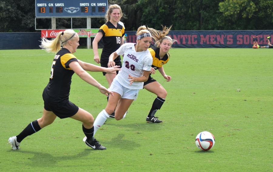 Sophomore midfielder Maddie Pung dribbles through a group of Southern Mississippi defenders during her team’s 3-0 win on Sunday. Photo by Ryan Lynch|Sports Editor