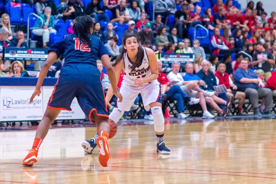 Owls’ guard Kat Wright (13) looks for an open teammate late in the second half of last Thursday’s game versus UTEP. Max Jackson | Staff Photograher