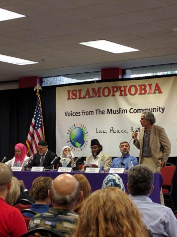 Rabbi Barry Silver makes an opening statement about the importance of Jewish-Muslim brotherhood during Monday’s panel discussion. Tucker Berardi | Staff Writer
