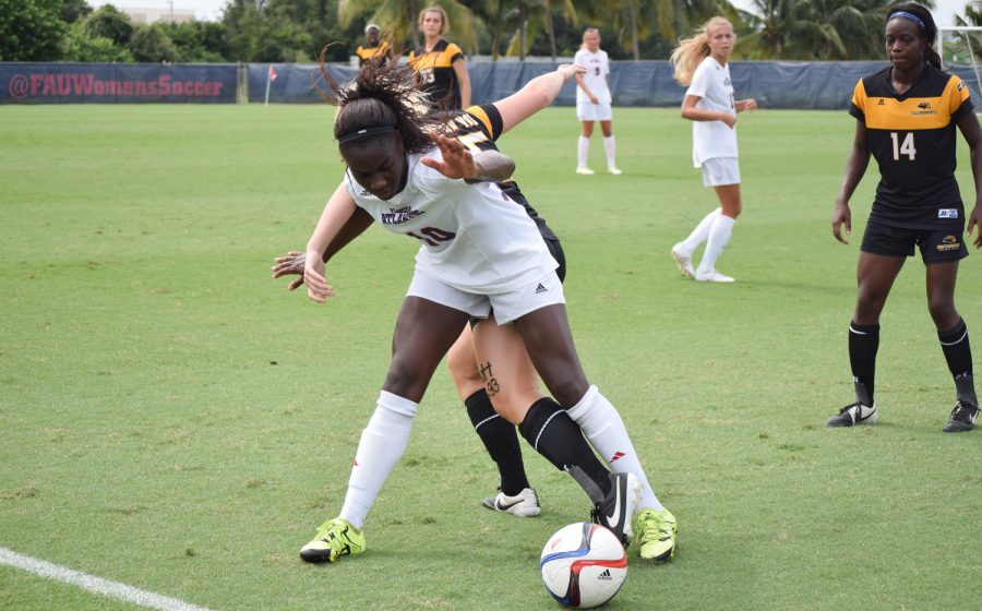Forward Geovanna Alves returns after leading the team in goals to play her senior season as an Owl. Ryan Lynch | Editor in Chief