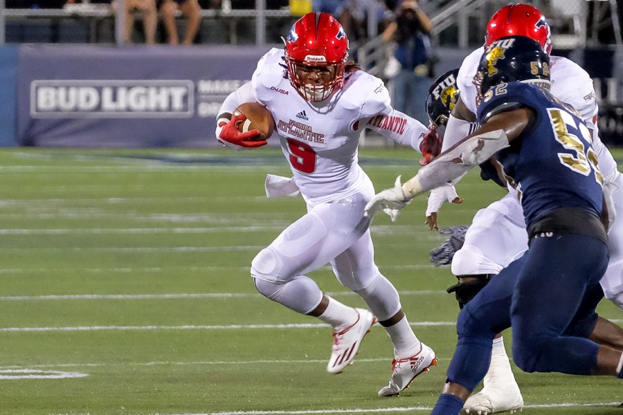 Owls running back Gregory Howell (9) rushed past multiple FIU defenders after receiving a handoff. Mohammed F Emran | Staff Photographer