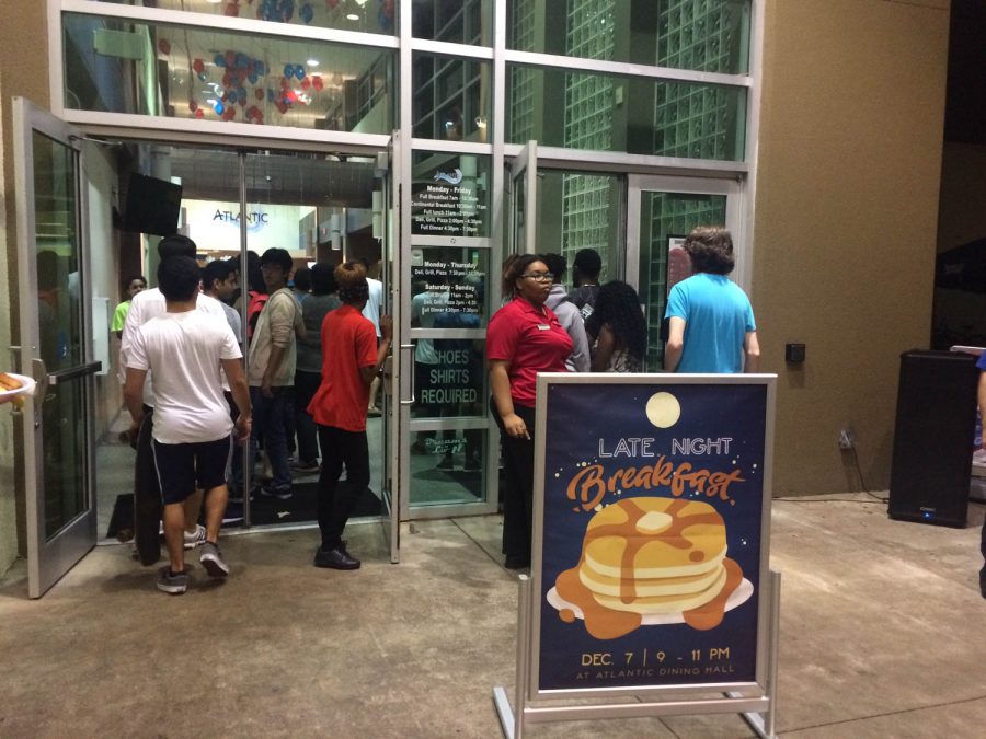 Students line up at the door of the the Atlantic Dining Hall to enter the late night breakfast hosted by Supplemental Instruction Wednsday. Ryan Lynch | Editor in Chief