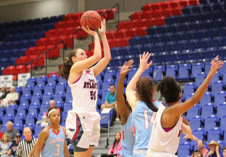 Junior+Melinda+Myers+makes+a+team-high+37.1+percent+of+her+three-point+shots.+Alexander+Rodriguez+%7C+Contributing+Photographer