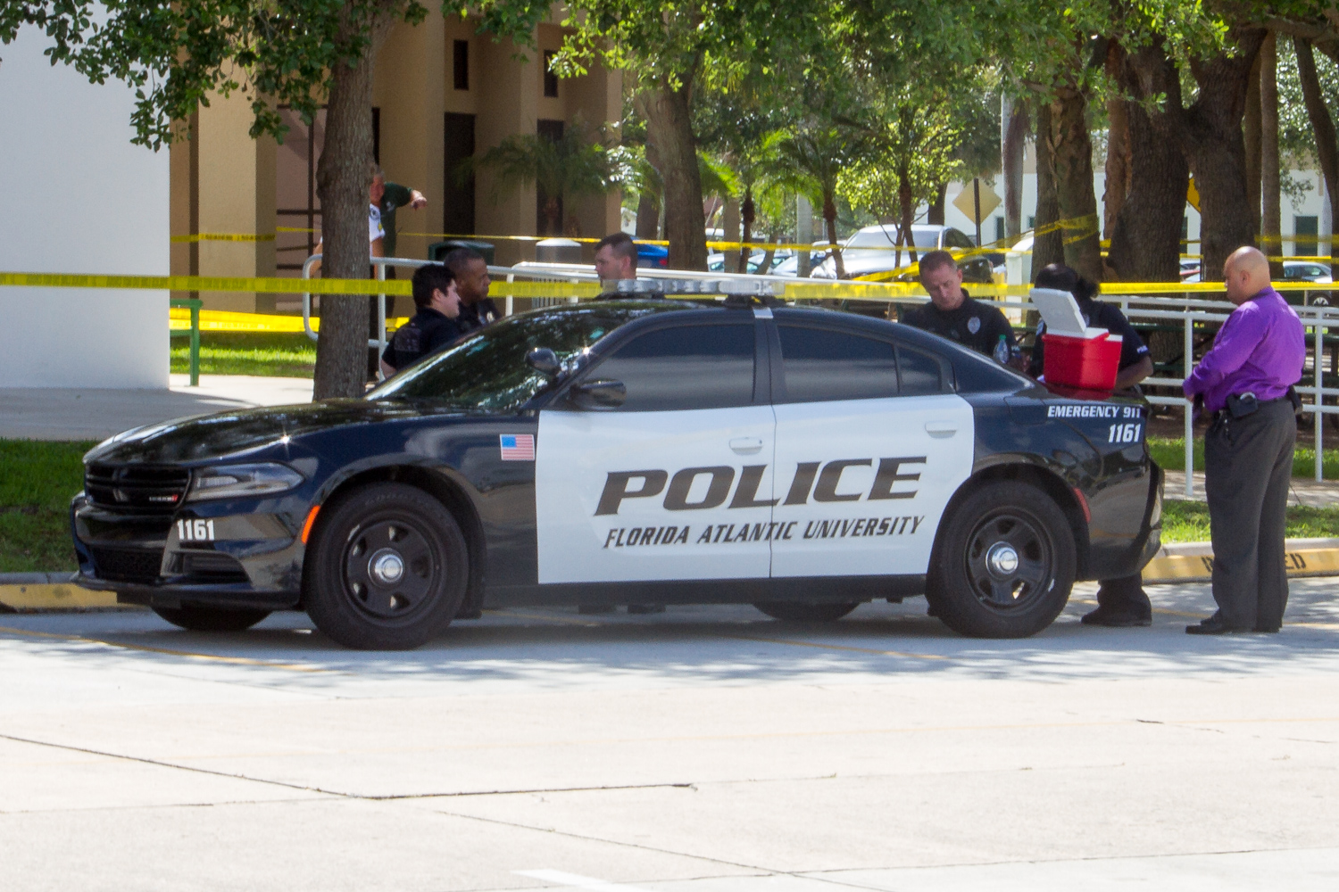 FAU police stand outside the Humanities and Technology building. Joe Pye | Editor in Chief