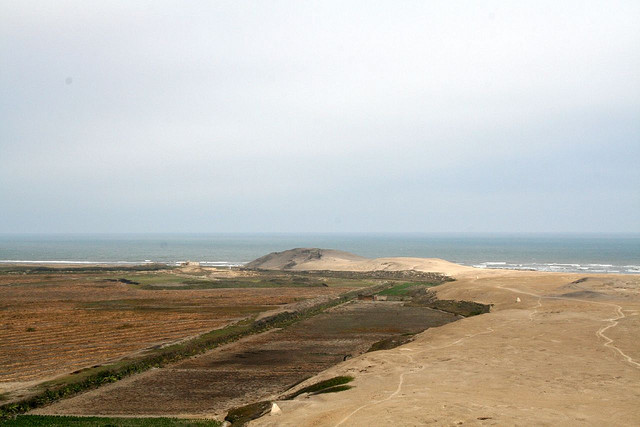 A view of Huaca Prieta, a prehistoric settlement that sits on Perus Pacific Ocean coastline. Photo courtesy of Wikimedia Commons