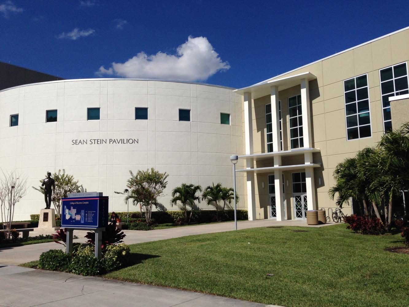 FAUs College of Business on the Boca Raton campus. Photo courtesy of Wikimedia Commons.