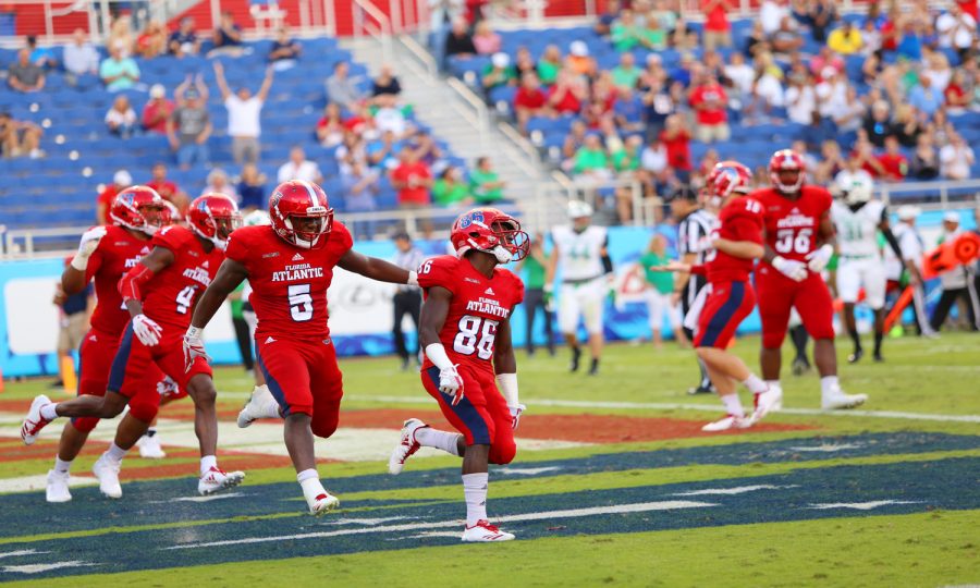 FAU+freshman+wide+receiver+Willie+Wright+%2886%29+scores+a+touchdown+for+FAU+against+Marshall+last+Friday+night.+FAU+went+on+to+win+30-25+against+Marshall.++Alexander+Rodriguez+%7C+Photo+Editor