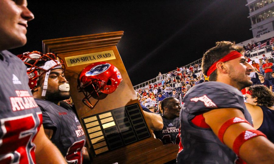 FAU+football+players+carry+the+Don+Shula+Award+back+into+the+locker+rooms+after+celebrating+with+fans+on+the+field.+Alexander+Rodriguez+%7C+Photo+Editor