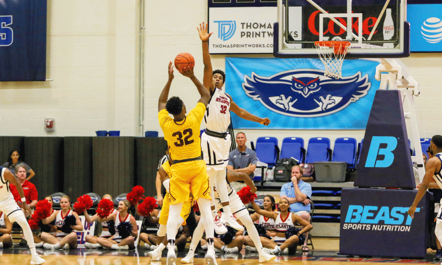 FAU junior forward Amir Smith (32) attempts to block Bethune-Cookmans Ulmer Manzie (32) from scoring a two pointer during the Owls Dec. 2 win over the Wildcats. Joshua Giron | Contributing Photographer 