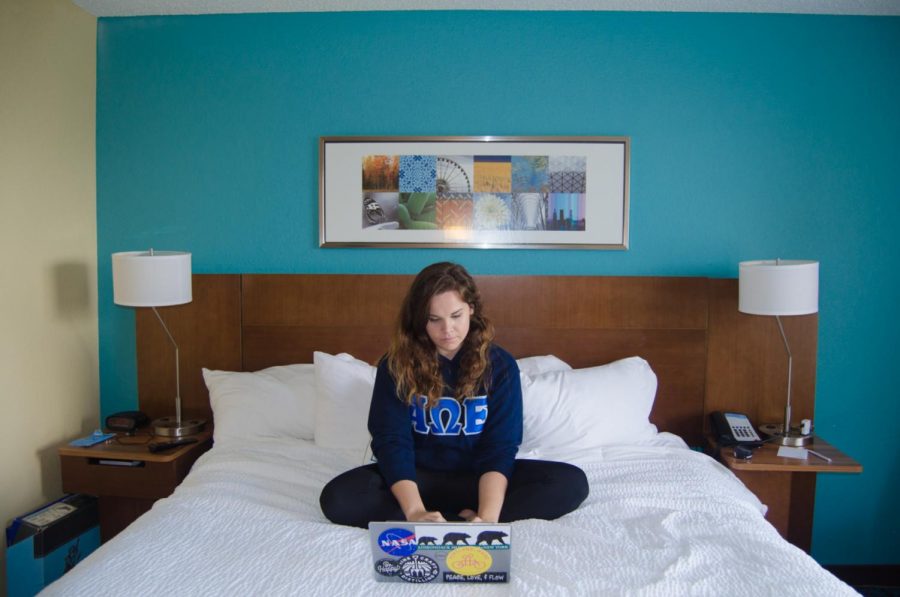 24-year-old mechanical engineering major Kate McPartland’s hotel bedroom is a king single that she pays $5,680 for, a price higher than any listed on-campus rate. Photo by Violet Castano 