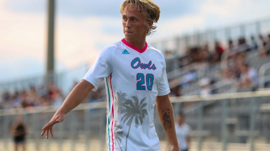 Tom+Abrahamsson+preparing+to+take+a+free+kick+against+FGCU+on+September+14%2C+2021.+Abrahamsson+attempted+two+shots+against+the+Eagles.+Photo+by+Eston+Parker+III.