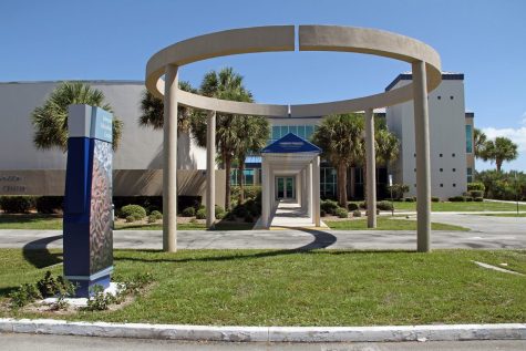 Picture of the entrance to Harbor Branch Oceanographic Institute. Courtesy of Carin Smith.