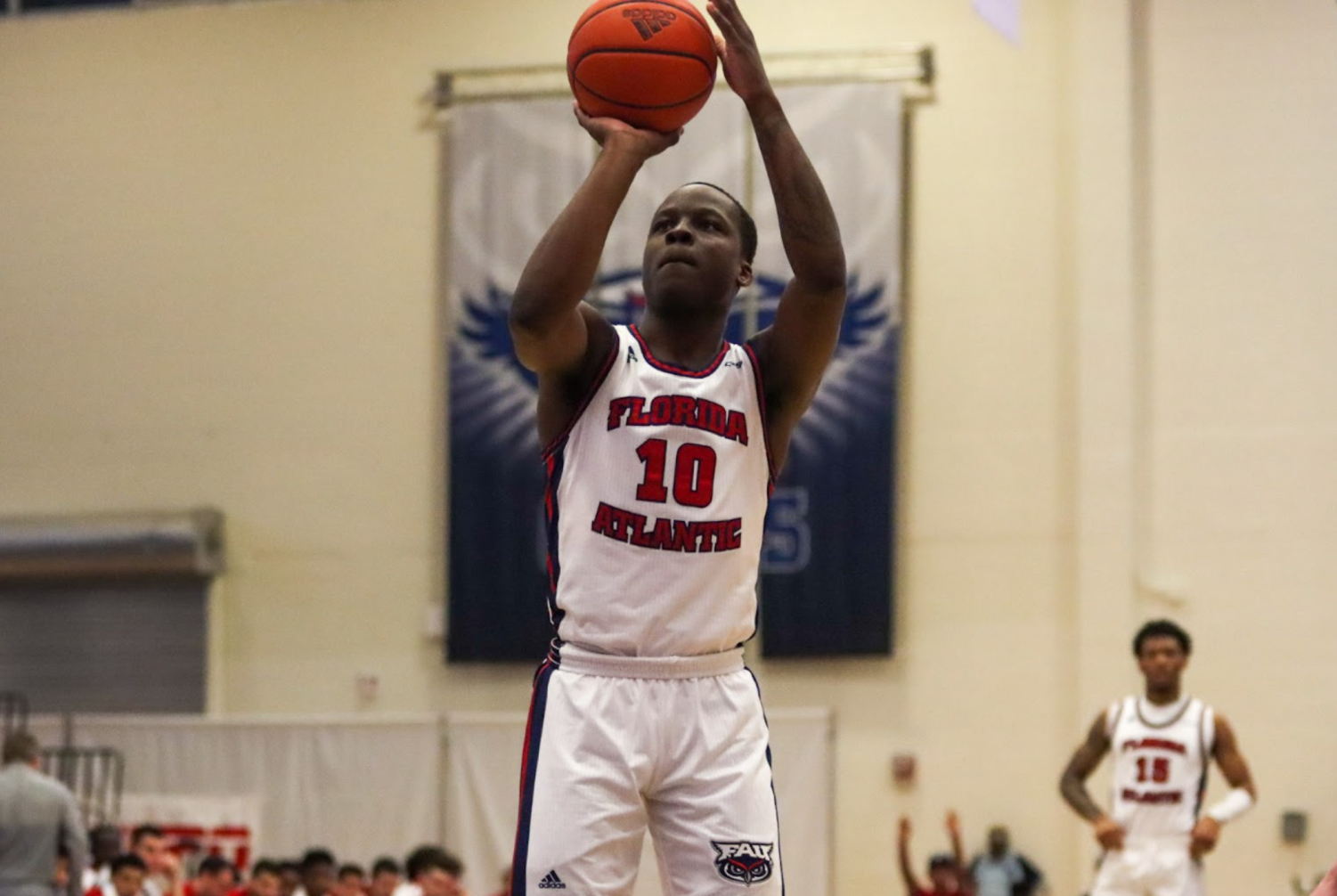 Men’s Basketball: Johnell Davis’ 36 points lead Owls past UAB 88-86