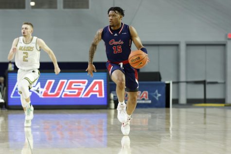 Photo of #15 freshman guard Alijah Martin taking the ball up the court against the UAB Blazers in the 2022 C-USA Quarterfinals. Photo courtesy of FAU Athletics.