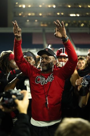 Willie Taggert celebrating with his owls after their victory against UAB on Oct. 29, 2022.