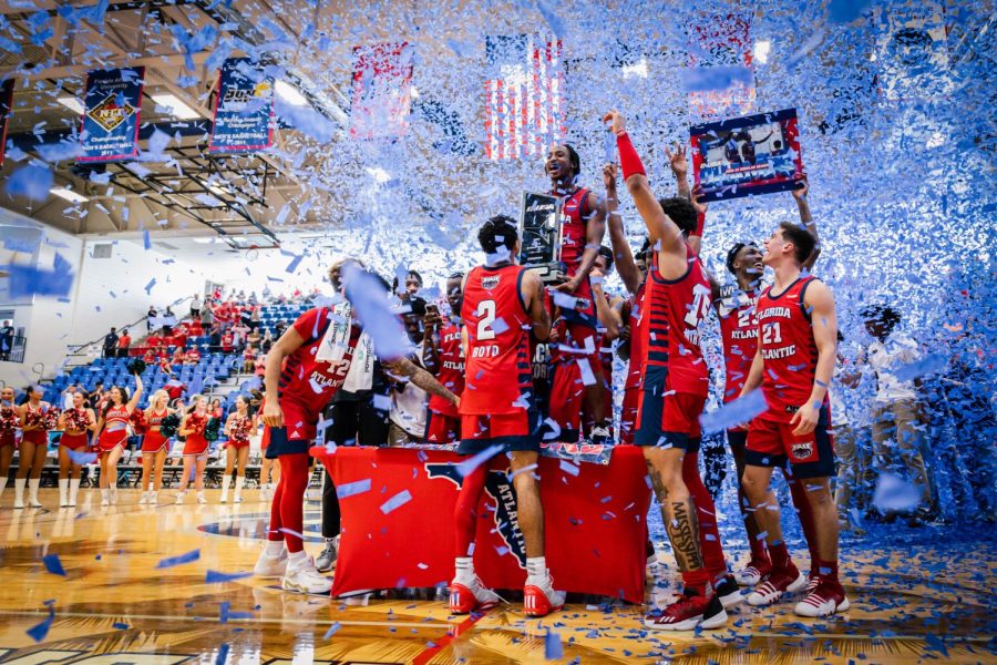 The+FAU+mens+basketball+team+celebrating+after+winning+the+C-USA+regular+season+championship+on+Feb.+25%2C+2023.