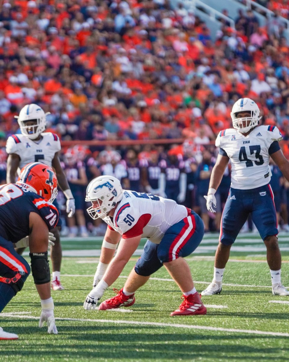 The+FAU+defense+lining+up+against+the+Illinois+offense.+September+23%2C+2023.
