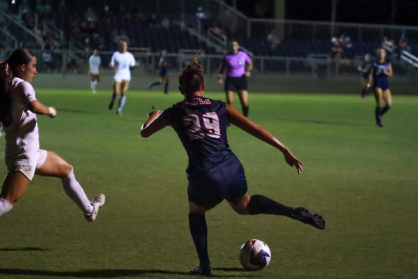 FAU senior midfielder Molly Setsma (#29) playing against FGCU in the Owls 1-0 victory over the Eagles on September 7, 2023.
