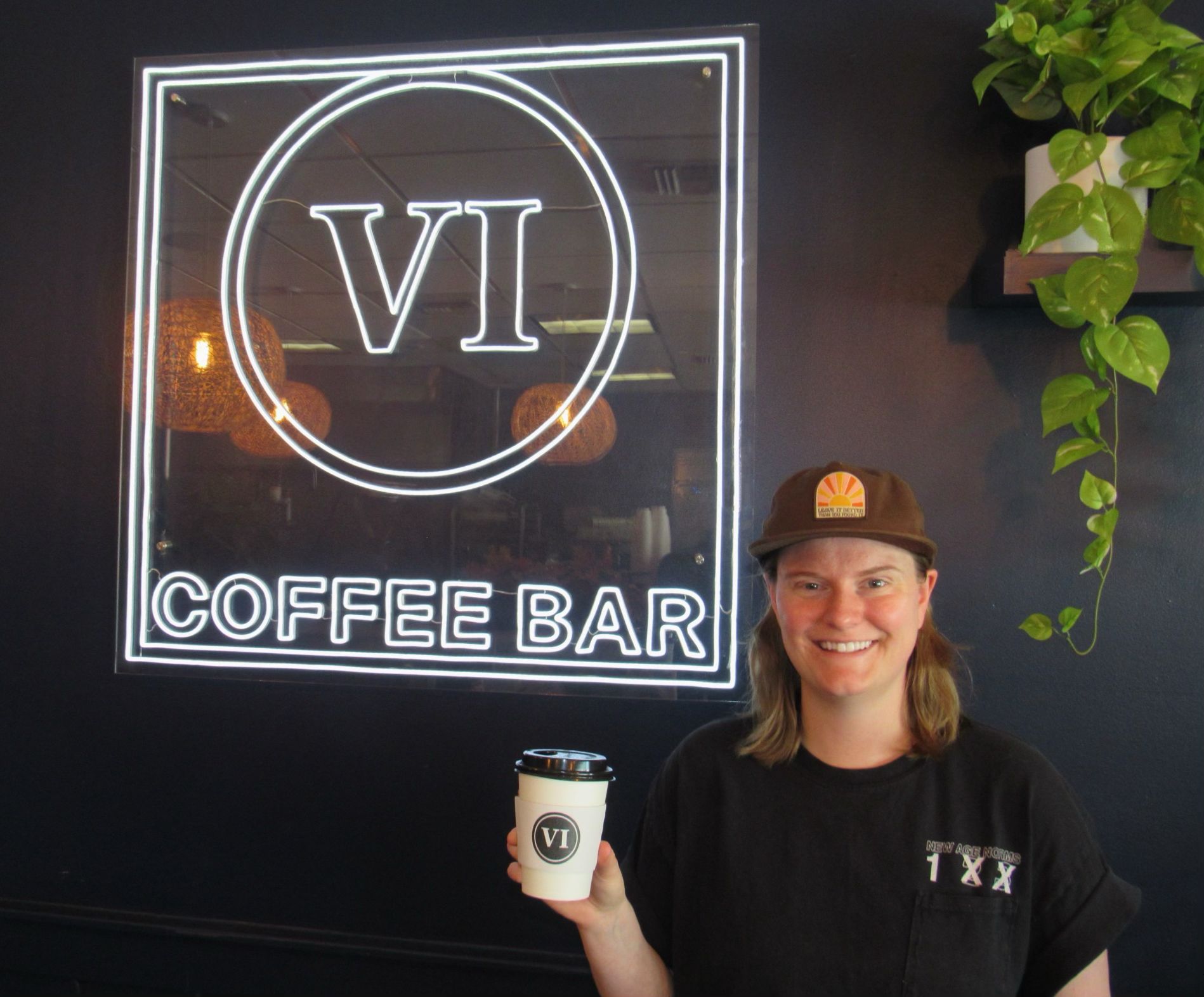 Alumna de la FAU dirige VI Coffee Bar, que sirve café durante el día y bebidas por la noche – PRENSA UNIVERSITARIA