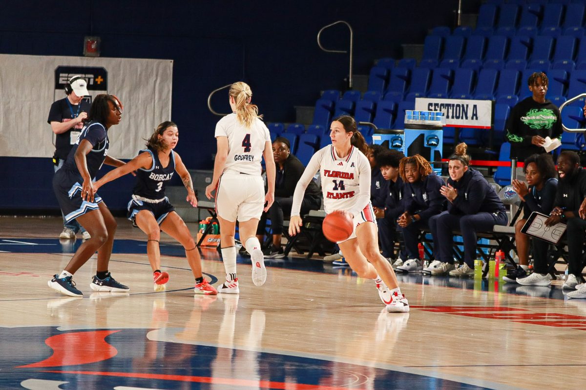 FAU+graduate+guard+Alexa+Zaph+%28%2314%29+dribbling+the+ball+against+St.+Thomas+in+the+Owls+78-60+home+win+on+Tuesday%2C+Dec.+5%2C+2023.
