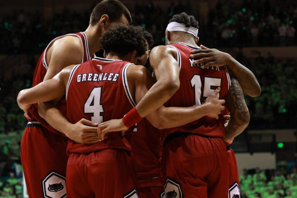 FAU huddled together in their loss against USF.