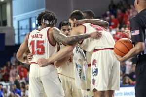 FAU players in the huddle in their 92-84 win against the Memphis Tigers.