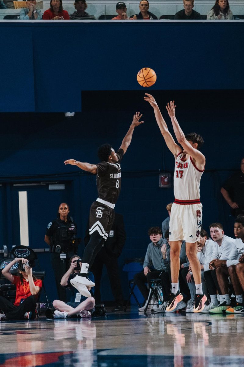 Junior forward Xander Pintelon shooting a three-pointer over his defender in FAU‘s game against St. Bonaventure on Sunday, Nov 30 at Eleanor R. Baldwin Arena.
