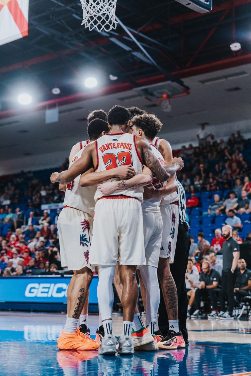 Junior guard Devin Vanterpool and his teammates huddled up together in FAU‘s game against St. Bonaventure on Sunday, Nov 30 at Eleanor R. Baldwin Arena.