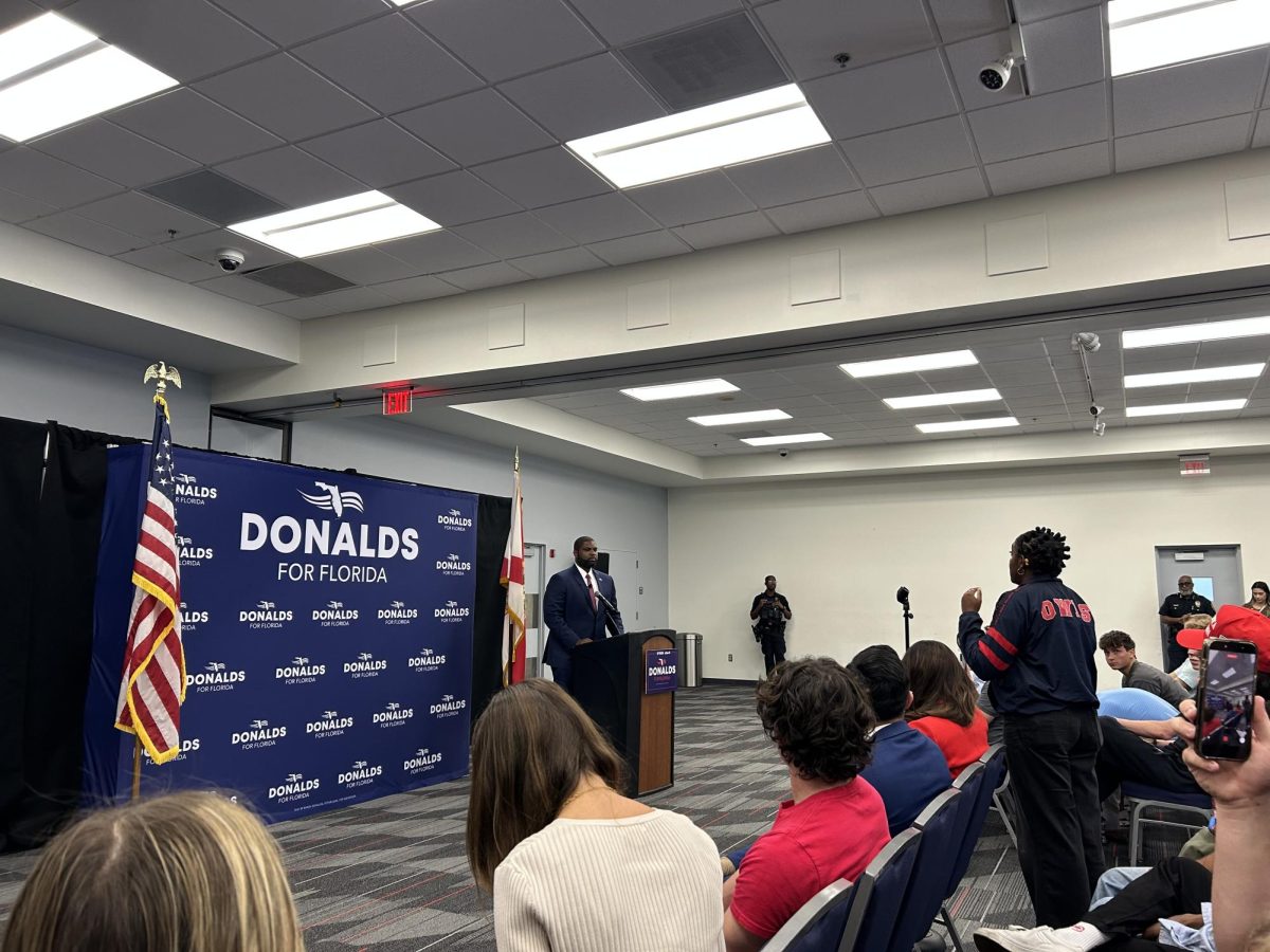  FAU students lining up to question U.S. Rep. Byron Donalds, on the Boca Raton campus.