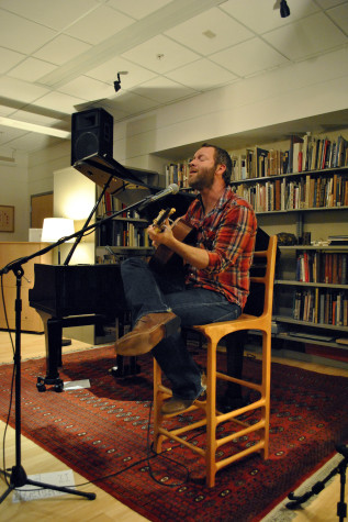 In a small room resembling a living room, singer-songwriter Matt Alber serenades the audience playing original songs and cover songs. Photo by Melissa Landolfa.